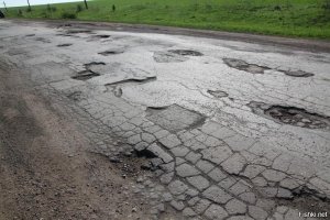 Был в Италии... да, платные дороги у них отличные, но и стоимость 25 евро за проезд из Милана в Турин (140 км) не так уж мало.. представьте, чтобы проехать из Питера в Москву по 7000 рублей с каждой машины... то тоже можно было бы взлетную полосу отгрохать.
А если съехать с трассы то в Италии дороги это страх и ужас... Захотели мы из Пизы в Рим не по трассе ехать, а по побережью, по живописным местам... хорошо что машина арендованная, на своей бы я по такой дороге не ехал...