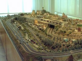 В магазине "Лейпциг" мог часами стоять у этого макета)