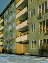 Идея не нова.
В 1961 году в Ленинграде был произведен уникальный строительный эксперимент: на Торжковской улице в глубине квартала между домом 24 корпус 1 и 24 корпус 2 был построен небольшой особняк. Уникальность его заключалась не в ярком архитектурном облике, не в том, что среди типовых хрущевских пятиэтажек вдруг возник одноквартирный особнячок, а в том, что сделан он был из  пластмассы. 
По сути, домик был двухэтажным. Нижний этаж был техническим, где находились различные коммуникации и установка воздушного отопления и вентиляции. Стены технического этажа были выполнены в виде железобетонного каркаса, заполненного стеклоблоками. Пластмассовым являлся верхний (жилой) этаж, приподнятый на 2 метра 20 сантиметров над уровнем земли.
Авторами экспериментального дома из пластмасс были архитектор А.П. Щербенок и инженер Л.Г. Левинский. тены дома монтировались из панелей, которые делались из двух слоёв прочного стеклопласта с заключенным между ними слоем пенополистерола (игравшего роль утеплителя). Максимальная толщина стен достигала 14 сантиметров, жесткость им придавали своеобразные скорлупные конструкции. Инженеры-экспериментаторы тогда подсчитали, что теплозащитные свойства таких пластмассовых  сэндвичей  будут равны двухметровой кирпичной стене.
В пластмассовом доме запроектировали однокомнатную квартиру с кухней, совмещенным санузлом, кладовкой и небольшой террасой. Авторы эксперимента придумали максимальное количество элементов из пластмасс: огромные окна были выполнены из оргстекла, трубы из винипласта, обои из полихлорвиниловой пленки на бумажной основе.
В этом маленьком домике никто не жил. Основной целью эксперимента была проверка возможностей изготовления различных строительных изделий из пластмасс, а также изучение эксплуатационных показателей пластмассовых зданий.
По результатам анализа и обобщения трехлетних наблюдений над первым отечественным, полностью пластмассовым домом с середины 60-х годов перешли к практическому внедрению пластмасс в строительство. В Москве в 4-м Вятском переулке была построена пластмассовая пятиэтажка.
Необходимо отметить, что советский пластмассовый дом не был единственным в мире. В 1957 году пластиковый  Дом будущего  построили в Диснейленде. В 1963 году Дитер Шмидт построил свой пластмассовый дом, конструктивно схожий с ленинградским собратом.
В 1969 году в Германии возвели ещё один пластмассовый особняк, превосходивший по размерам своих предшественников.