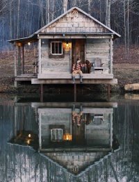 В отражении на окне занавески:)