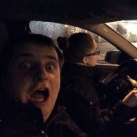 Откройте мне тайну, зачем водители-девушки, при вождении авто, "одеваются на руль", так вид виднее? :)
