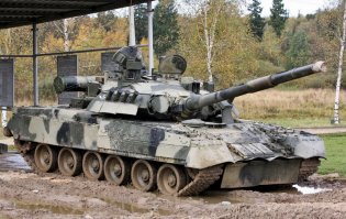 Не нравится мне Т-14, брутальности в нём не хватает что ли. Да и вообще, не красивый он, не устрашающий, не грозный. Вот Т-80 и Т-90 другое дело, эти мне всегда нравились. Т-90, возможно, самый брутальный российский танк.