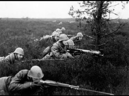 Не совсем. Вы спутали с Данией.
 10 мая 1940 года немецкие войска вторглись в Нидерланды, 15 мая 1940 года нидерландские вооружённые силы капитулировали.
То есть 5 дней. 
Потери:
Голландия
2332 убитых
7,000 раненых
70 самолётов
2,000~ гражданских убито
Германия: 
2120 убитых
5500 раненых
700 пропало без вести
20 пленных
64 самолётов
Не все так просто. Маленькая Голландия сопротивлялась, на, что немцы даже не рассчитывали