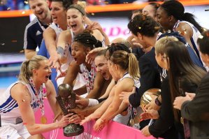 МОСКВА, 16 апреля. Российский баскетбольный клуб "Динамо" (Курск) со счетом 77:63 победил турецкий "Фенербахче" в финале женской Евролиги и впервые в истории стал победителем турнира.