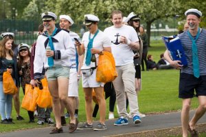 В годы моего студенчества с таким внешним видом живым с дискотеки вернуться было нереально...