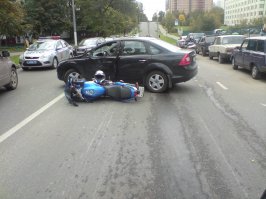 Граф прав. В дтп на фото у меня было ещё меньше расстояние. Удар в стоппи с заносом хвоста мота вправо, скорость при ударе 30-35 км/ч, за 0,7 секунды сбросил скорость на 25 км/ч, при условии что на первых 0,1-0,15 секунды была блокировка переднего колеса, дальше слегка ослабил торможение и заново сжал пальцы. В результате трещина в ребре от налокотника, мот остался на ходу, погнуты перья, убит пластик, подшипники траверсы. Претензий гайцов ноль в отличии от данного видео. 

Дтп 30.09.2010.