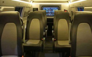 Автор, ну что за детский сад, выложил пост о вездеходе-новинке, а фотки салона где?! Доделывать за такими "авторами" всё приходится... 
Для ленивых,  Мэтт рассказывает об этом вездеходе в 24 сезоне в 7 серии Топ Гира...