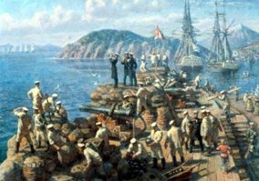 Поручик

Уж сотый день врезаются гранаты
В Малахов окровавленный курган,
И рыжие британские солдаты
Идут на штурм под хриплый барабан.

А крепость Петропавловск-на-Камчатке
Погружена в привычный мирный сон.
Хромой поручик, натянув перчатки,
С утра обходит местный гарнизон.

Седой солдат, откозыряв неловко,
Трет рукавом ленивые глаза,
И возле пушек бродит на веревке
Худая гарнизонная коза.

Ни писем, ни вестей. Как ни проси их,
Они забыли там, за семь морей,
Что здесь, на самом кончике России,
Живет поручик с ротой егерей...

Поручик, долго щурясь против света,
Смотрел на юг, на море, где вдали -
Неужто нынче будет эстафета?-
Маячили в тумане корабли.

Он взял трубу. По зыби, то зеленой,
То белой от волнения, сюда,
Построившись кильватерной колонной,
Шли к берегу британские суда.

Зачем пришли они из Альбиона?
Что нужно им? Донесся дальний гром,
И волны у подножья бастиона
Вскипели, обожженные ядром.

Полдня они палили наудачу,
Грозя весь город обратить в костер.
Держа в кармане требованье сдачи,
На бастион взошел парламентер.

Поручик, в хромоте своей увидя
Опасность для достоинства страны,
Надменно принимал британца, сидя
На лавочке у крепостной стены.

Что защищать? Заржавленные пушки,
Две улицы то в лужах, то в пыли,
Косые гарнизонные избушки,
Клочок не нужной никому земли?

Но все-таки ведь что-то есть такое,
Что жаль отдать британцу с корабля?
Он горсточку земли растер рукою:
Забытая, а все-таки земля.

Дырявые, обветренные флаги
Над крышами шумят среди ветвей...
"Нет, я не подпишу твоей бумаги,
Так и скажи Виктории своей!"
. . . . . . . . . . . . . . . . . . . . . . . . . . . .
Уже давно британцев оттеснили,
На крышах залатали все листы,
Уже давно всех мертвых схоронили,
Поставили сосновые кресты,

Когда санкт-петербургские курьеры
Вдруг привезли, на год застряв в пути,
Приказ принять решительные меры
И гарнизон к присяге привести.

Для боевого действия к отряду
Был прислан в крепость новый капитан,
А старому поручику в награду
Был полный отпуск с пенсиею дан!

Он все ходил по крепости, бедняга,
Все медлил лезть на сходни корабля.
Холодная казенная бумага,
Нелепая любимая земля...