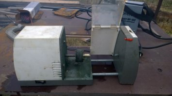 Это ж, сукаблять, мечта всего моего сопливого советского детства! 
Это ж токарный станочек по дереву, маленький, он был у нас в школе в классе труда. А в продаже его не было. А я хотел. Я мечтал...

Ещё у него выдвижной ящичек над (или под) двигателем должен быть. Для хранения резцов.