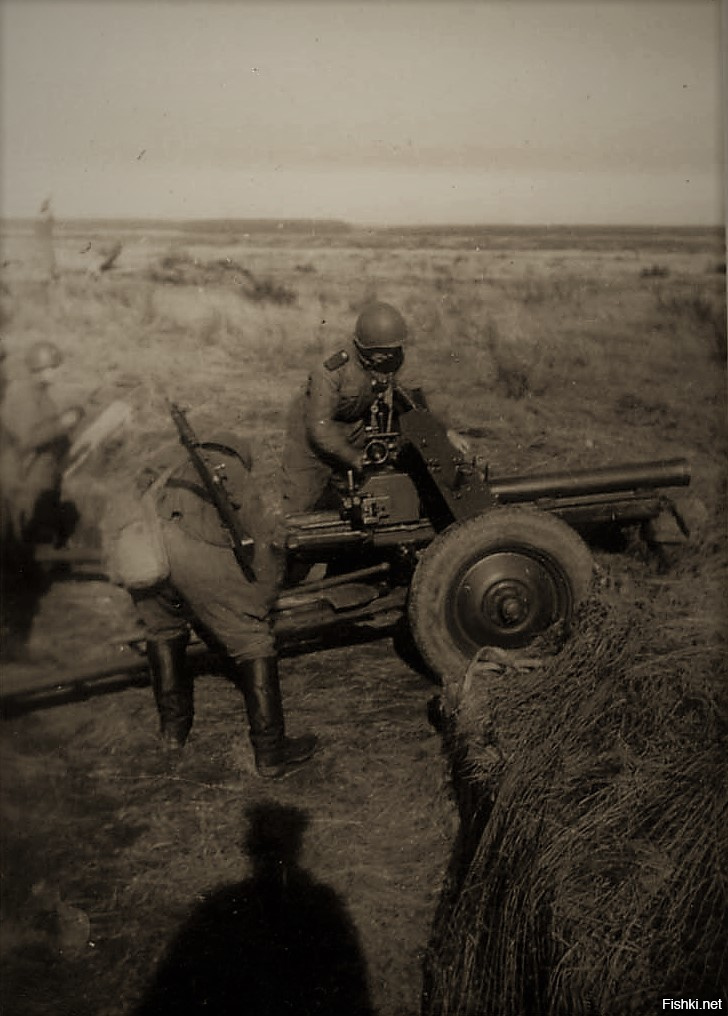 Ну какая, к чёрту, это сорокопятка? 
На фото 76-мм полковая пушка образца 1943 года

Да и прочие заголовки просто жесть... Лайкодрочишь?