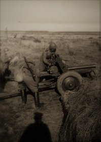 Ну какая, к чёрту, это сорокопятка? 
На фото 76-мм полковая пушка образца 1943 года

Да и прочие заголовки просто жесть... Лайкодрочишь?