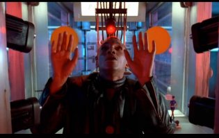 Странно, ещё в 1997 году Люк Бессон придумал способ избегать подобных ограблений от негров. Интересно, почему его ещё не внедрили???