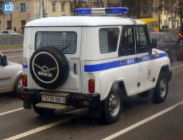 А вот зря они так, вот зря! Представьте сколько бы сэкономили средств, на перевозке задержанных! В живот одного хорошего полицейского убиралось бы до 2-3 человек!