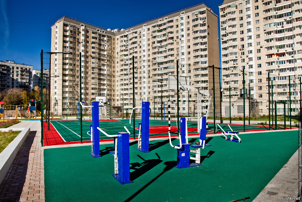 а у нас возле дома есть такая, как на картинке, спорт.площадка рядом с детской площадкой (как на заднем плане). Как-то наблюдала картину. Пришли на спорт.площадку парни позаниматься спортом, а все тренажеры оккупированы яжемамами с очень маленькими детьми. Яжемамы верещали на всю округу, что их поганые детоненавистники выгоняют с тренажеров (хотя в двух шагах детская площадка). Прифигевшие спортсмены даже не могли подобрать слов.