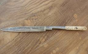 Корсиканский нож    вендетту  часто украшает герб Корсики   голова мавра с повязкой и вытравленные кислотой надписи:  Да принесет ему смерть, нанесенная мной рана! ,  Смерть врагу! Корсиканская Вендетта