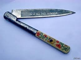 Корсиканский нож    вендетту  часто украшает герб Корсики   голова мавра с повязкой и вытравленные кислотой надписи:  Да принесет ему смерть, нанесенная мной рана! ,  Смерть врагу! Корсиканская Вендетта