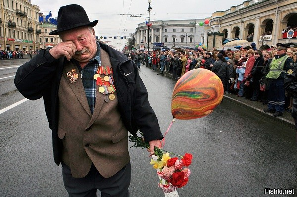 Насчёт последнего фото - был в 2008 или 2010 году репортаж в одной из питерских газет (может, и не в одной): ветеран отстал от торжественной колонны. Не надеясь догнать своих, заплакал от обиды. Тогда все стоявшие по обе стороны Невского стали аплодировать ему, стараясь подбодрить. Кто-то подбегал и дарил ему цветы, дети - воздушные шары.
И, автор: может, всё же он принимал участие в Великой Отечественной?
