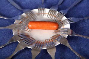 Чего только в общаге не жрали!
А однажды парень ночью сожрал кусок вареного мяса из кастрюли, и бульон выпил. Накуренный был, это да. Никак не мог поверить, что это просто кастрюлю не домыли и бросили с тряпкой внутри.