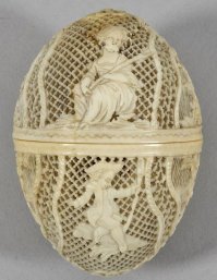 Да-а, а я-то подумал насчет известнейших французских изобретений.
Вот этот экземпляр 17.. какого-то года. Наверняка был аксессуаром весьма богатой леди.
Смутило только, что в железном шаре дырочки чуть меньше, но в остальном очень похоже.