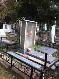 Чехлы на памятники делают тем, кто при жизни не разрешал пользоваться пультом от телевизора без пленки)))