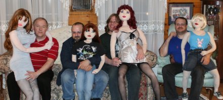 В пластиковом доме с пластиковыми женщинами.
