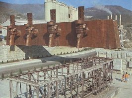 Вагон не совсем в тему. Этот памятник "Рубеж обороны", расположен на другой стороне бухты, в месте где были остановлены фашистские войска. Дальше враг не прошел. Этот вагон стоял на линии разграничения, после, в нем насчитали более 10 000 тысяч пробоин от пуль и осколков.