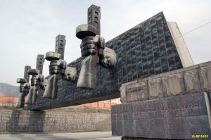 Вагон не совсем в тему. Этот памятник "Рубеж обороны", расположен на другой стороне бухты, в месте где были остановлены фашистские войска. Дальше враг не прошел. Этот вагон стоял на линии разграничения, после, в нем насчитали более 10 000 тысяч пробоин от пуль и осколков.