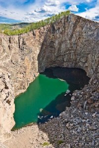 Туимский провал. 
Ещё один затопленый рукотворный водоём в Хакасии. Вода очень красивого малахитового насыщеного цвета из-за медной руды.