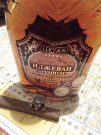 лучше этот бери
почти так же хорош, как Арарат
суровый такой коньяк, богатый
а Hayasa - дефчачий - пьется как настойка сладкая