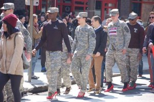 Американских военных обули в женские туфли на высоком каблуке. Такая необычная акция прошла в штате Миссури. Генерал, руководящий несколькими курсами учащихся военной академии, заставил своих подопечных надеть красные туфли на высоком каблуке и пройти на них два километра.