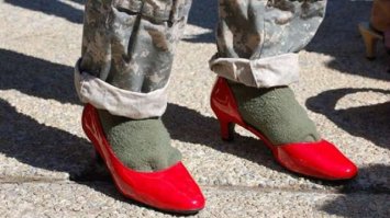 Американских военных обули в женские туфли на высоком каблуке. Такая необычная акция прошла в штате Миссури. Генерал, руководящий несколькими курсами учащихся военной академии, заставил своих подопечных надеть красные туфли на высоком каблуке и пройти на них два километра.
