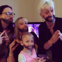 Я тоже нашел поразительное фото -сделанное до победы Кончитты ...Как семья -могла предвидеть ее победу и отрастить бороды ?