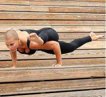 «Когда твои ресницы длиннее, чем волосы»: почему звезды стригутся «под ноль»? 