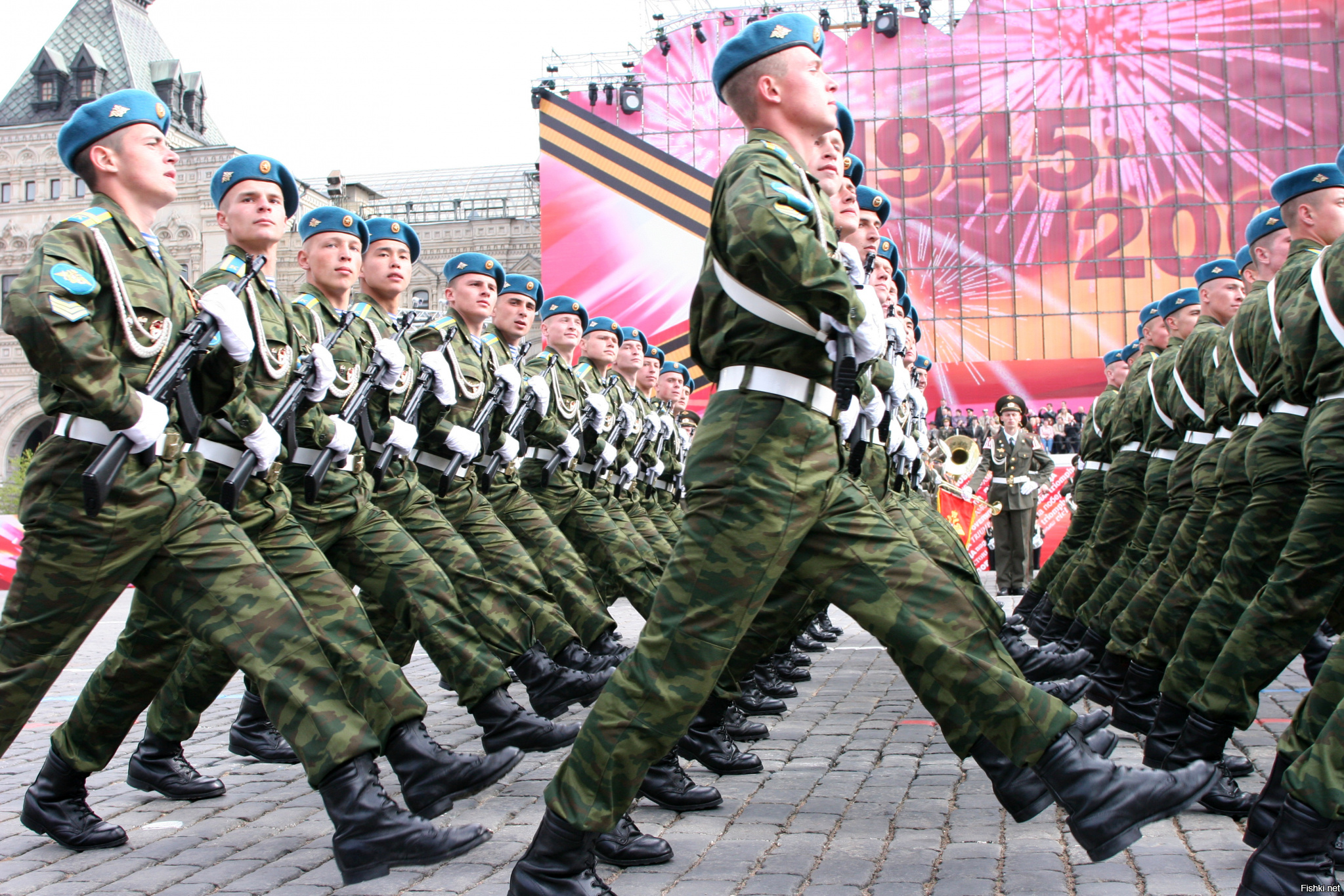 Включи про солдатов. Российский солдат на параде. Солдаты на параде. День защитника Отечества парад. Солдат Российской армии для детей.