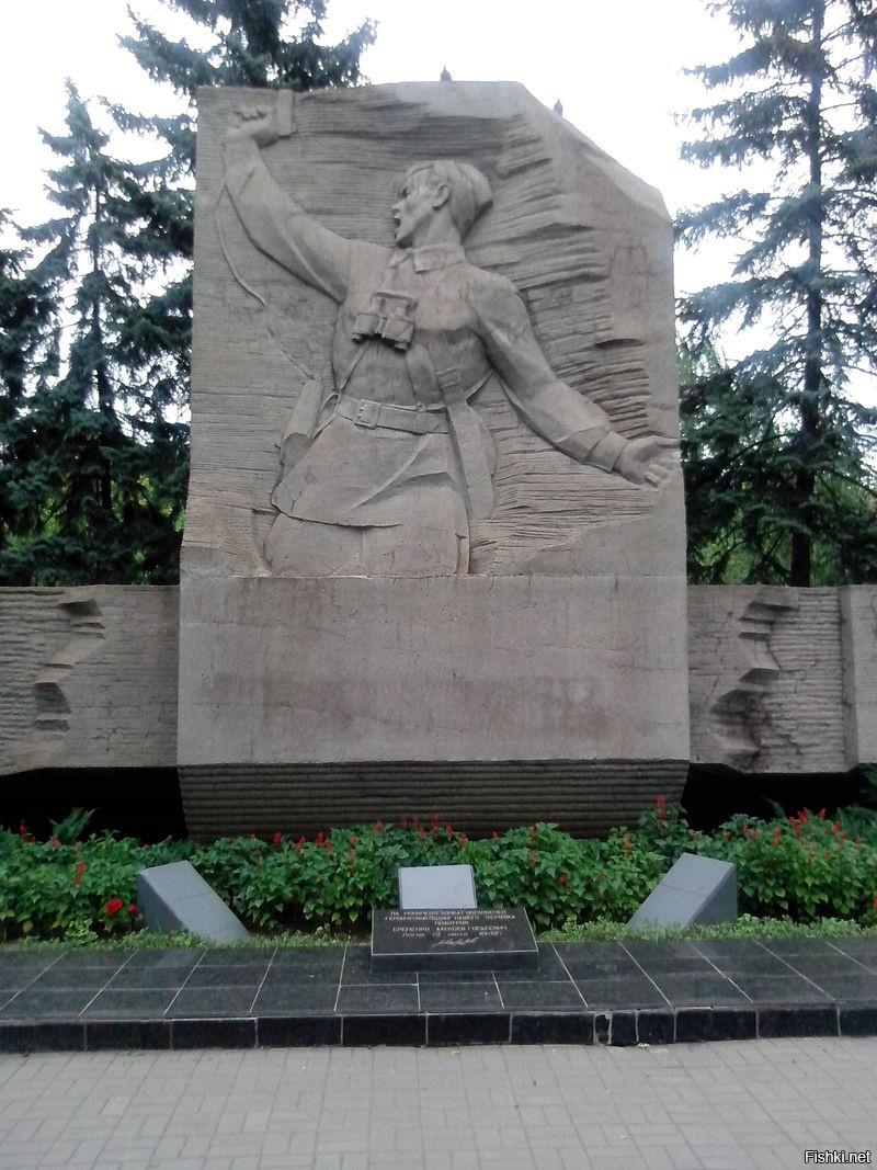 а Аллее боевой славы в Запорожье установлен барельеф  Комбат , созданный по мотивам известной фотографии.