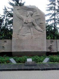 а Аллее боевой славы в Запорожье установлен барельеф  Комбат , созданный по мотивам известной фотографии.