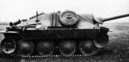 Стоило бы разжевать про "экранирование":
После начала боевых действий с фронта начали поступать сведения о том, что снаряды немецкого 88-мм зенитного орудия Flak 36 без труда пробивают броню танков КВ. Что бы быстро поправить положение было предложено установить на танки КВ дополнительные броневые листы, что являлось конечно временным решением, до того момента как будет готов новый, лучше защищенный танк. В результате были спроектированы дополнительные броневые модули ("экраны"), закрепляющиеся на башне и бортах корпуса КВ-1. Такое решение позволяло использовать существующие танки без изменения их конструкции и разработки совершенно нового танка. К тому же, Ижорский завод в Ленинграде не имел технического оборудования для изготовления более тяжелых машин с утолщенной броней.
Решение о начале производства "экранов" было принято в конце июня 1941 года, в комплект входили броневые листы толщиной от 20-25 мм до 30-35 мм, причем они устанавливались не в плотную к основной броне, а прикручивались к металлическим бонкам. Последние, в свою очередь, приваривались непосредственно к броне танка. Таким образом, между основной и дополнительной броней существовал воздушный зазор. Доработанные машины получили название "экранированные" (с навесной броней).
По одним данным экранирование новых танков КВ-1 проекта 1940 года производилось непосредственно на ЛКЗ, начиная с 1 июля 1941 года, а танков приходящих на ремонт - на заводе   371. По другим данным - такую экранировку танков KB мог вести Ленинградский металлический завод. Однако в документах Кировского и Ижорского заводов, а также представителей военной приемки отсутствует какая-либо информация о дополнительной экранировке KB.
Имеются сведения, что эта программа, была закрыта уже в августе 1941 года, после того как выяснилось, что дополнительный вес брони, доведший боевой вес КВ почти до 50-тонн, привел к недопустимой перегрузке и так уже перегруженного двигателя и ходовой части. Боевое применение также показало, что передние опорные катки имели тенденцию к поломкам под воздействием этого дополнительного веса. Эта проблема была позже частично преодолена установкой литых опорных катков усиленной конструкции.

Само по себе добронирование могло осуществляться кустарным методом силами экипажа, в полевой ремонтной мастерской или в заводских условиях.
Существует несколько видов и методов установки навесной танковой брони:
- Навешивание дополнительных бронелистов поверх основных
- Навешивание фрагментов гусеницы
- Фальшборты (разнесённое экранирование)
- Мешки и ящики с песком, брёвна
- Бетон