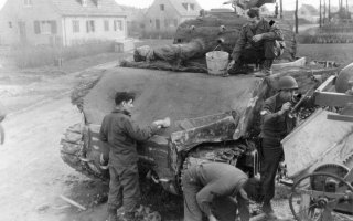 Стоило бы разжевать про "экранирование":
После начала боевых действий с фронта начали поступать сведения о том, что снаряды немецкого 88-мм зенитного орудия Flak 36 без труда пробивают броню танков КВ. Что бы быстро поправить положение было предложено установить на танки КВ дополнительные броневые листы, что являлось конечно временным решением, до того момента как будет готов новый, лучше защищенный танк. В результате были спроектированы дополнительные броневые модули ("экраны"), закрепляющиеся на башне и бортах корпуса КВ-1. Такое решение позволяло использовать существующие танки без изменения их конструкции и разработки совершенно нового танка. К тому же, Ижорский завод в Ленинграде не имел технического оборудования для изготовления более тяжелых машин с утолщенной броней.
Решение о начале производства "экранов" было принято в конце июня 1941 года, в комплект входили броневые листы толщиной от 20-25 мм до 30-35 мм, причем они устанавливались не в плотную к основной броне, а прикручивались к металлическим бонкам. Последние, в свою очередь, приваривались непосредственно к броне танка. Таким образом, между основной и дополнительной броней существовал воздушный зазор. Доработанные машины получили название "экранированные" (с навесной броней).
По одним данным экранирование новых танков КВ-1 проекта 1940 года производилось непосредственно на ЛКЗ, начиная с 1 июля 1941 года, а танков приходящих на ремонт - на заводе   371. По другим данным - такую экранировку танков KB мог вести Ленинградский металлический завод. Однако в документах Кировского и Ижорского заводов, а также представителей военной приемки отсутствует какая-либо информация о дополнительной экранировке KB.
Имеются сведения, что эта программа, была закрыта уже в августе 1941 года, после того как выяснилось, что дополнительный вес брони, доведший боевой вес КВ почти до 50-тонн, привел к недопустимой перегрузке и так уже перегруженного двигателя и ходовой части. Боевое применение также показало, что передние опорные катки имели тенденцию к поломкам под воздействием этого дополнительного веса. Эта проблема была позже частично преодолена установкой литых опорных катков усиленной конструкции.

Само по себе добронирование могло осуществляться кустарным методом силами экипажа, в полевой ремонтной мастерской или в заводских условиях.
Существует несколько видов и методов установки навесной танковой брони:
- Навешивание дополнительных бронелистов поверх основных
- Навешивание фрагментов гусеницы
- Фальшборты (разнесённое экранирование)
- Мешки и ящики с песком, брёвна
- Бетон