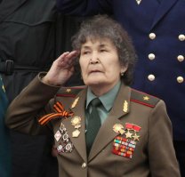 или вот...дама, которая уже 5 лет подряд на всех парадах победы стоит возле путина