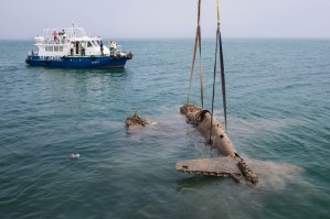 Строители моста в Крым подняли со дна самолёт