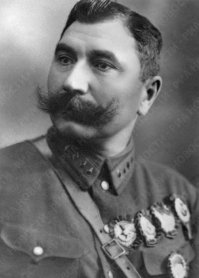 Тут про Буденного чуток сказано. Вот он был толковым полководцем. Смелым. Трезвым. Да, он любил лошадей, но никогда не призывал с шашкой на танки переть. Это кукурузник из него посмешище делал.
Чем-же Буденный был так хорош? Он выслушивал всех, не особенно взирая на звания. После этого очень быстро (минутами) выбирал из предложенных одно решение и придерживался его.
В начале войны фронт под его командованием из-за стремительного продвижения немцев оказался в почти котле. Т.е. вот вот и он будет закрыт. Он принимает решение на отвод войск. Через день его снимают и отзывают в Москву. По тем временам должны были расстрелять, но не расстреляли, помогли былые заслуги. В итоге люди были спасены, фронт был отведен, но не уронен. Понимал-ли что это будет трактоваться как измена Родине? Наверняка.