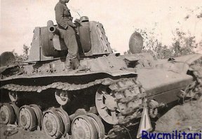 Владимир Малюгин вы , либо дурак либо ещё хуже .........
"Не правдали красавец ?"
Если тупо прикинуть что ты не в курсе как выглядит солдат вермахта в полевой форме  ...............
То за каким ты полез в это ?!