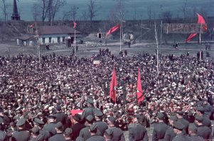 Вот только первое  мая по ТУ сторону линии фронта, всмотритесь в детали.