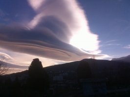 Фото одного облака, в разное время, в разных точках города. (Ялта, 23 декабря 2015 года).
1. 15 ч. 04 мин.
2. 15 ч. 18 мин.
3. 17 ч. 13 мин.