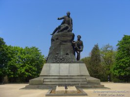 На фото памятник адмиралу Корнилову в Севастополе. почему он тут? потому что находится на Малаховом кургане?