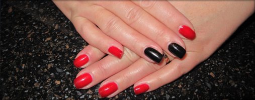 Я так полагаю что это знаки о достижениях?! "Два высосанных мозга" и "Один любовник, один обожатель, один садовник и один козёл, "который платит за всё".