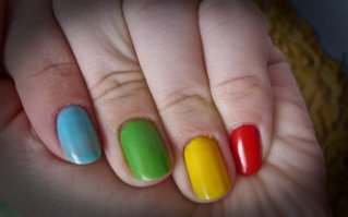 Я так полагаю что это знаки о достижениях?! "Два высосанных мозга" и "Один любовник, один обожатель, один садовник и один козёл, "который платит за всё".