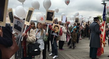 Во Соединенных штатах в маршах в честь дня Победы по улицам прошли около пяти тысяч человек
В преддверии дня Победы в крупных городах США прошла акция  Бессмертный полк . Среди городов, впервые  присоединившихся к инициативе  2017 году, оказались  Бостон, Денвер, Сан-Диего, Филадельфия и другие мегаполисы. В этом году общее количество участников маршей оказалось почти вдвое больше, чем в прошлом и только по самым приблизительным подсчетам составило около пяти тысяч человек.
Самым крупным с начала проведения акции в США стало шествие  Бессмертного полка , состоявшееся в Нью-Йорке уже третий год подряд. Количество участников   более тысячи человек - превзошло даже ожидания организаторов мероприятия. В шествии участвовали восемь колонн. Они маршем под песню  День Победы  прошли вдоль набережной реки Гудзон к мемориалу воинам, павшим во Второй мировой войне.
В столице США Вашингтоне акция  Бессмертный полк  также состоялась в третий раз. На нее собралось более ста человек, большинство участников пришли с фотографиями родных. По уже сложившейся традиции люди собрались у Белого дома, а откуда под песни военных лет и композиции из знаменитых советских кинофильмов о войне прошли маршем до мемориала Второй мировой войны. Среди участвовавших в шествии были как выходцы из России и республик бывшего СССР, так и американцы, которые решили выразить солидарность с россиянами, сообщает  РИА Новости . В этом году власти Вашингтона впервые разрешили участникам акции пройти маршем по проезжей части, а не по тротуарам.