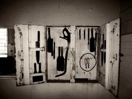 уважаемый автор, не ипи мозги ни себе, ни людям.
Это шкаф-сейф на кухне в котором закрывались ножи, для  того, чтобы НЕ попали к заключенным, а не отобранные у заключенных.
Слышала звон, да не знает, где он.