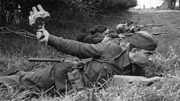 Была тогда такая вот граната. Называлась она РГД-33. Универсальная граната и наступательная и оборонительная. Но противопехотная.

 Для поражения тогдашних немецких танков бойцы вязали их в связки по нескольку штук. От 3 до 5-7. Танки поражались фугасным действием. Такой вот системой запросто можно было перебить и гуслянку танка,ю попутно отправив экипаж в дурку - ловить желтых мух. Он гарантировано получал контузию